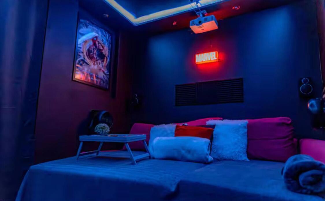 The Serene With Hot Tub, Sauna And Cinema Experience
